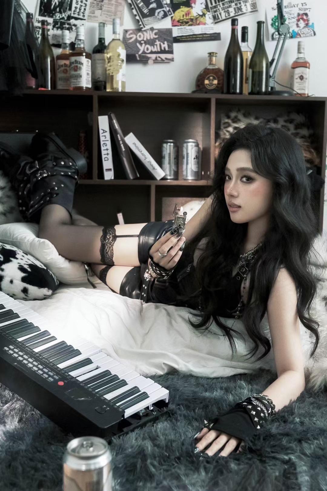 御姐 皮衣辣妹 视觉系ootd 金属性感 辣妹穿搭