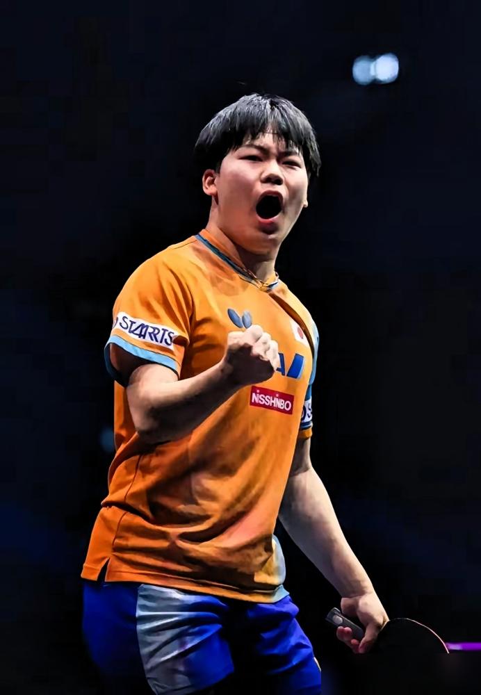 他反手拧出的球像子弹，时速112公里，比王楚钦还快。但对手只盯着他正手打，他就完