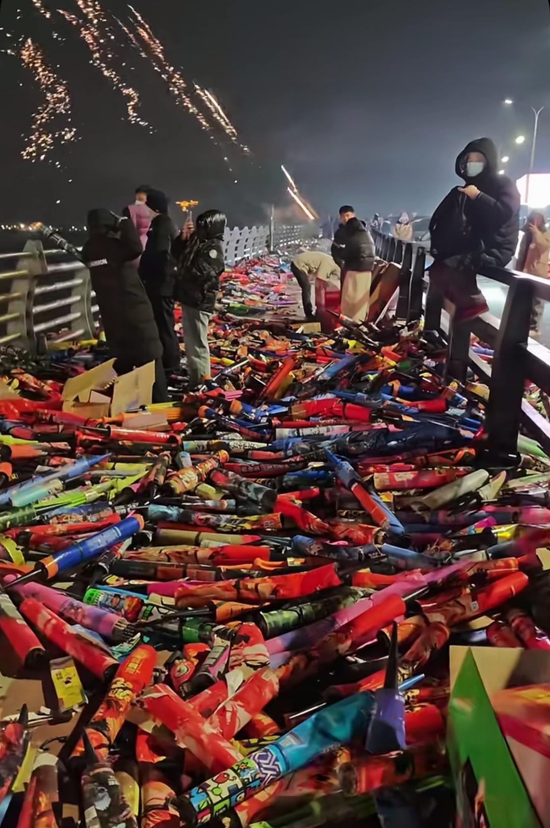 到跨海大桥这样的地方燃放烟花，被大家认可和喜欢，是有道理的！好停车，地方宽敞