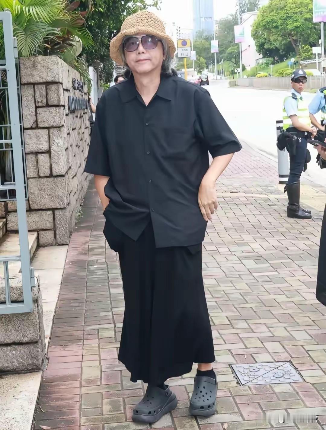 香港演员张锦程，怎么打扮的像一个大妈[捂脸哭][捂脸哭]他去参加老明星的葬礼，一时竟