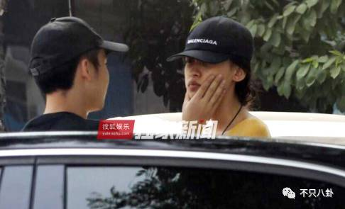 上个月搜狐娱乐的摄影师拍到了小董带着孙怡和妈妈王京花一起吃饭