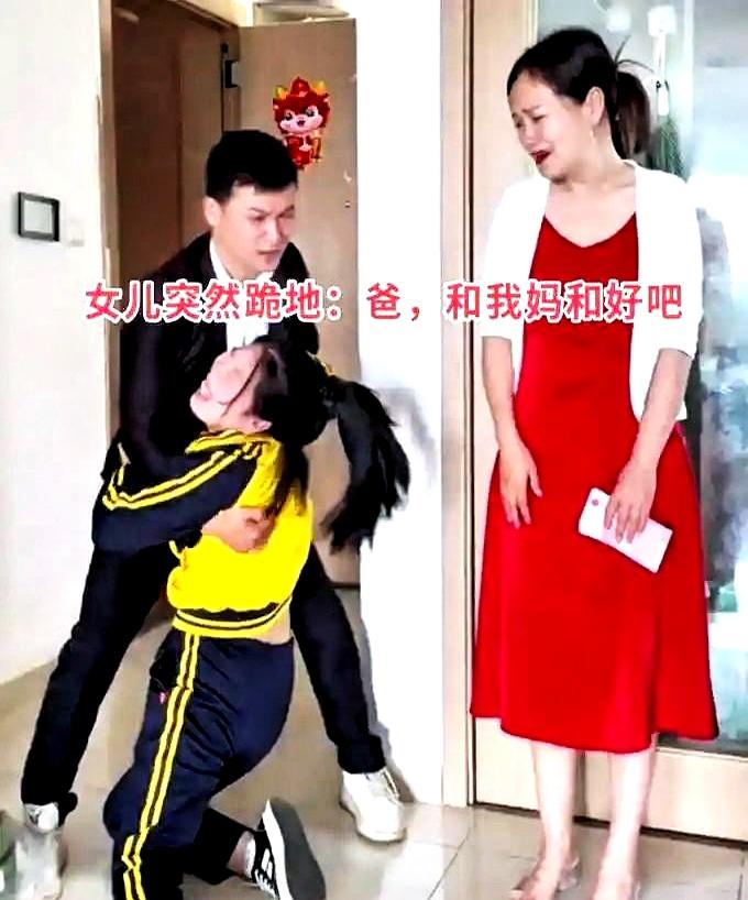 在四川德阳的考场外，香樟树下，一条蓝底白花裙又被穿上。离婚8年，39岁女子为陪