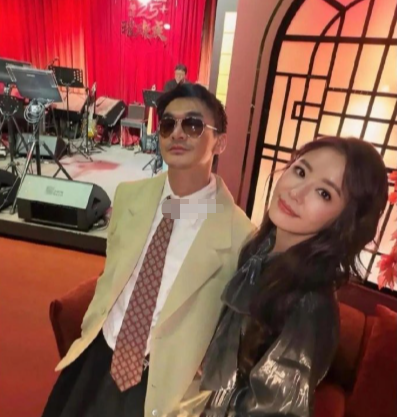 林心如在台北办50岁生日派对，她留着一头卷发，化着精致的妆容，脸部保养得宜，看起