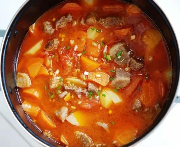 “家常番茄炖牛肉，轻松做出大厨级滋味！秘诀全在这里”首先呢，咱们要准备的材料