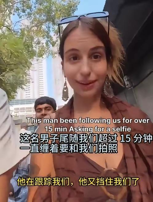 上周，一名白人女子播放了一段自己在印度孟买街头的画面，两个印度男子一直在骚扰她，