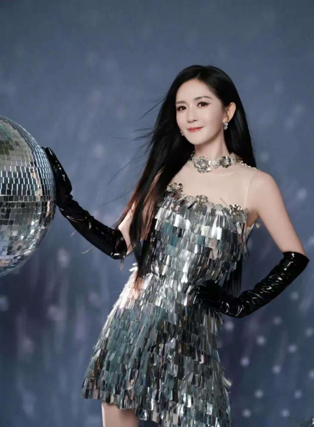 谢娜节目里跟时代少年团说:弟弟们，是不是好久没有挂微博了。谢娜被骂疯了，