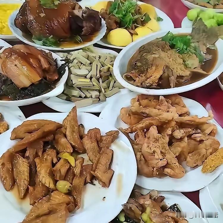 今年的年过完了，该走的亲戚也走完了，礼物收的挺多，牛奶、菜油、坚果、饮品，最令人