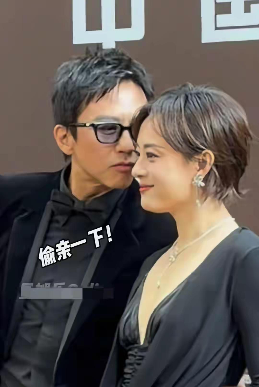 活宝邓超“假装亲一口孙俪”成功抢镜。邓超趣味多多，邓超总是有办法。邓超情商超高，