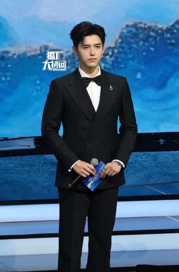 有后台就是不一样不信你看陈飞宇虽然不是一线男明星，但这待遇真是无人能及啊