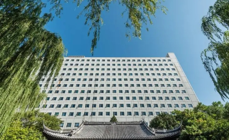 由于中日友好医院的瓜在网上发酵，连累协和的4+4项目被人质疑“水”，原因是：肖某