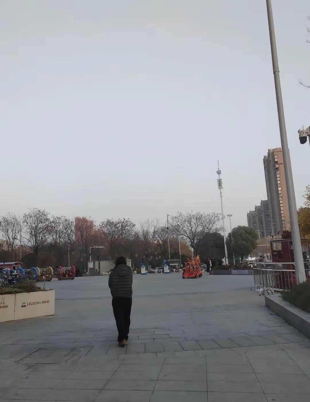 我姐和我姐夫打架，我姐被打后披头散发的来找她公公做主，她公公一听姐夫竟然动手打了