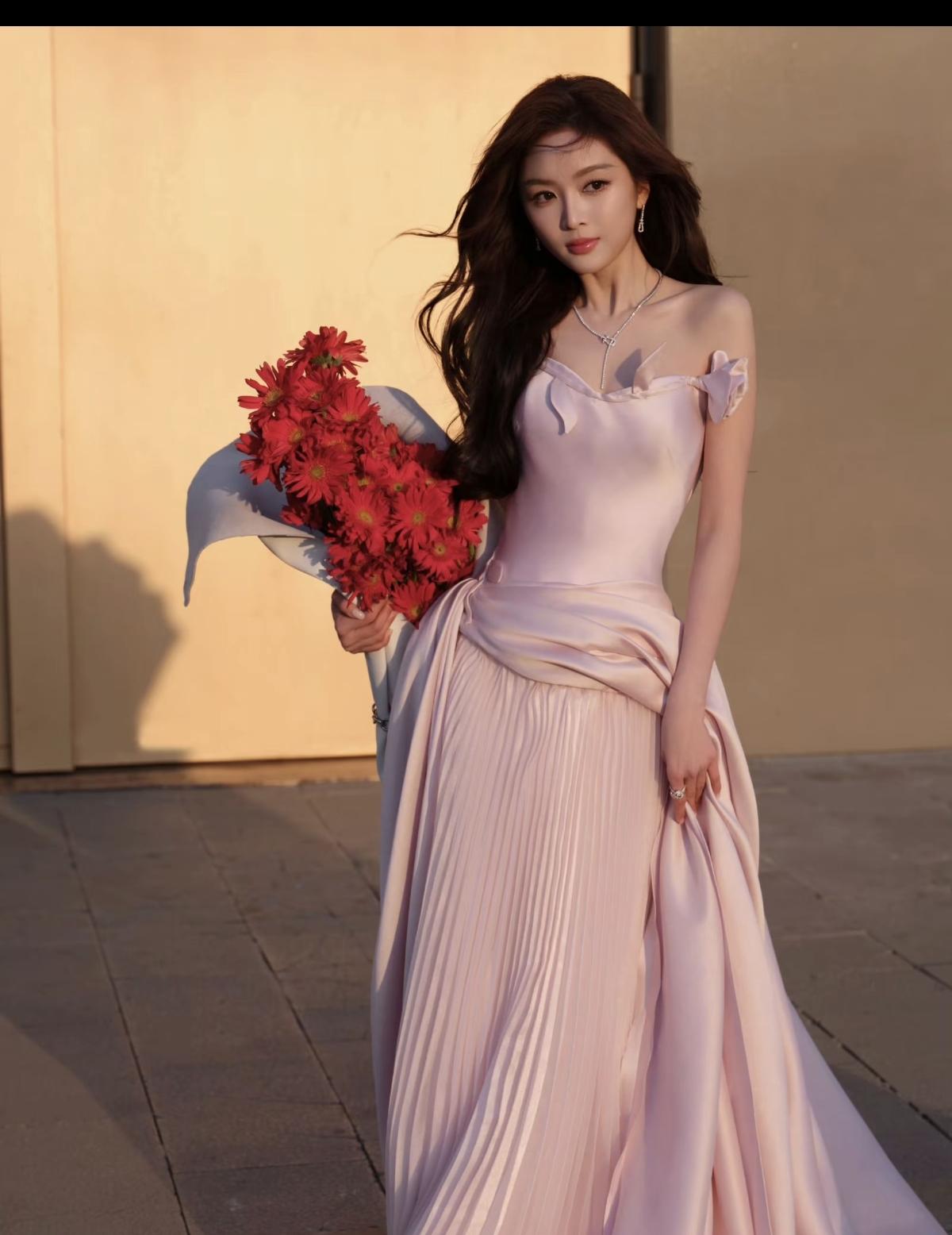 粉色公主吴宣仪✨吴宣仪这身粉色长裙美到失语，公主下凡既视感拉满～明媚阳