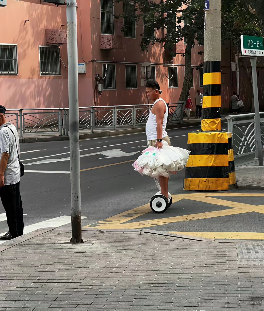猛一看是大哥，再看是小哥