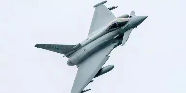 英国皇家空军具备应对空中突发安全状况的快速反应机制，“台风”战斗机是执行此类任务