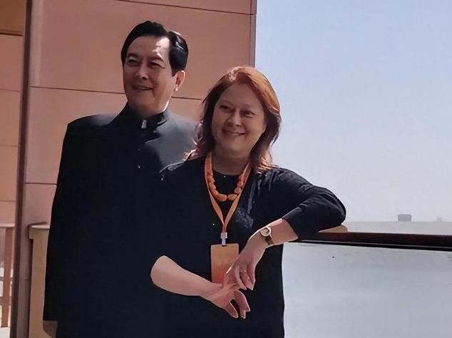 老戏骨唐国强的亲闺女唐莉如今都已经43岁啦，谁能想到，这位本该风光无限的星二代，