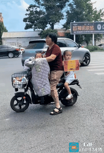 这下全国人都知道这小萌娃了！路上碰见个小姑娘，手里举着奖状就没放下来过。等