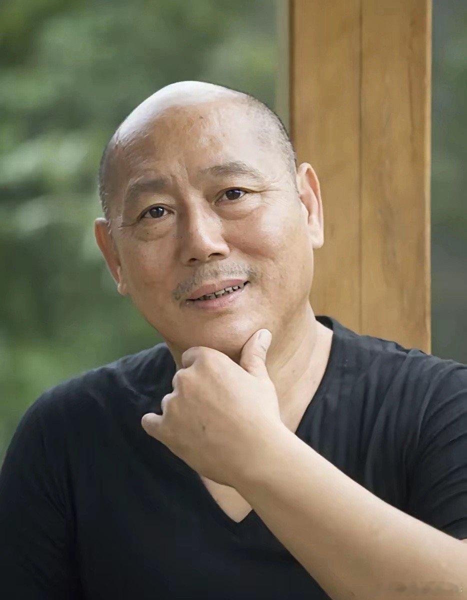 不查不知道，原来老戏骨李诚儒2018年居然还自导自演过一部电影《大导归来》，而且