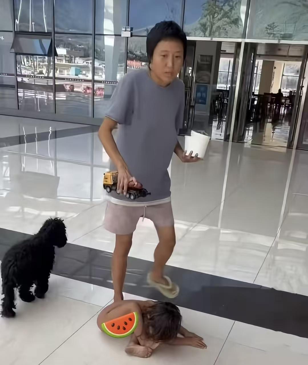 现在最焦心的应该是孩子远在北京的姥姥姥姥，姥爷这么多年作为他们夫妻俩的经济支柱