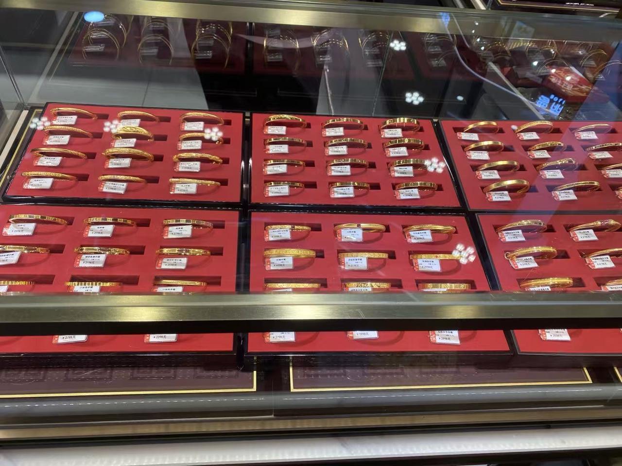 姐妹们！以后买金子真的要擦亮眼睛哈。今天到逛商场，看到商场里卖的金包银，