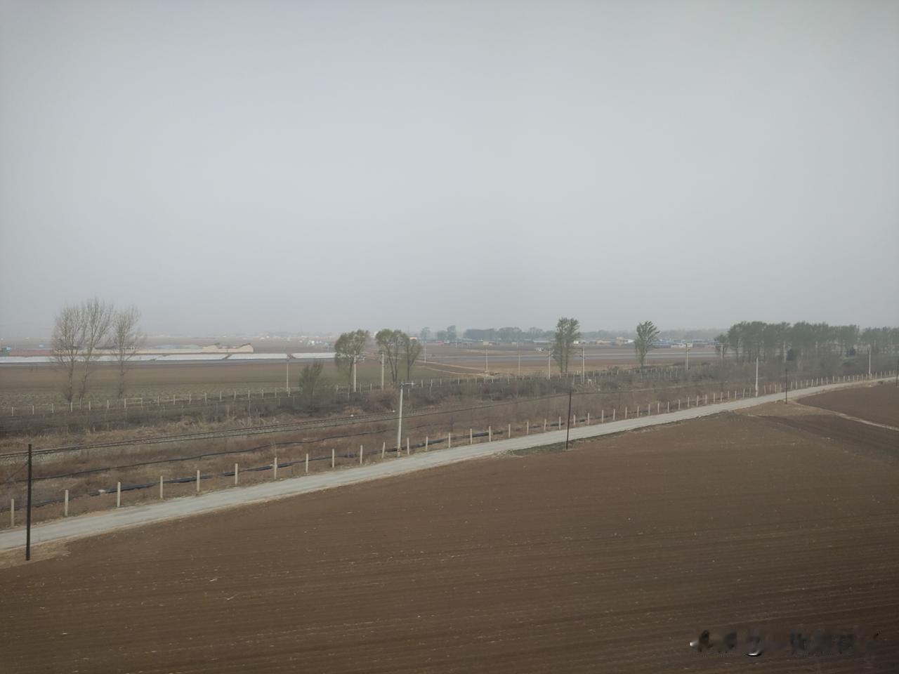 我小腿肚子不舒服已经十多年了，我40多岁就开始了，只是那时候不那么严重，不影响睡