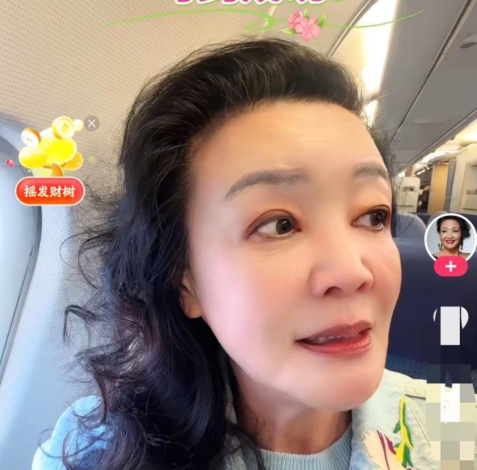 飞机上，张兰把手机直接怼到前夫脸上，对方脸一扭，躲开了。这可不是小年轻闹别扭。