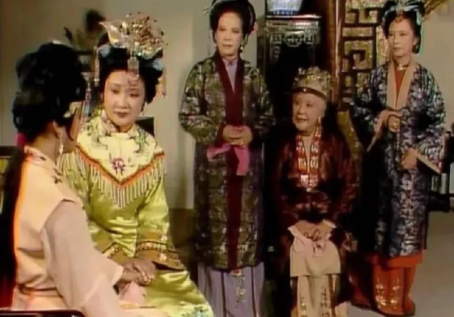 贾母为何让黛玉参与南安太妃相看？黛玉品貌才情出众，本就是撑场面的“牌面”。南安太