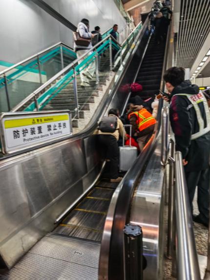 广州地铁文化（52）在广州地铁站的自动扶梯上，仍常常看到有乘客从左边快速上下