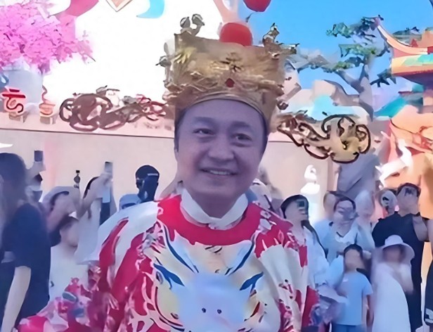 多位明星无戏可拍，沦落到给景区打工，太心酸了！ 什么形式的劳动都值得尊重。演