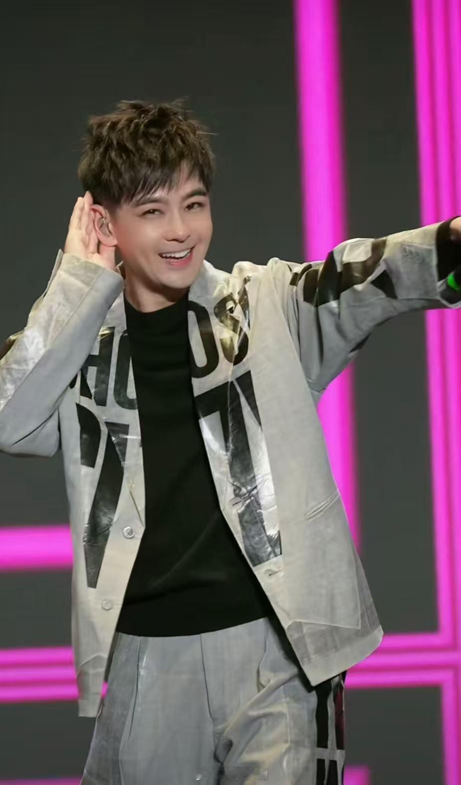 终于知道车银优像谁了车银优和林志颖放在一起对比真的好像，尤其是笑起来的时候。两