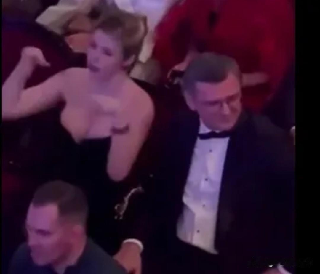 乌克兰前外长库列巴被拍到带着女友在英国潇洒度假。这哥们儿穿着休闲西装，搂