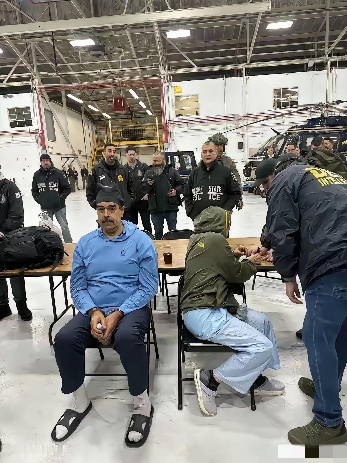 看到这一幕，我鼻子一酸，心里堵得慌。想想一周前，人家还是风光无限的总统，西装