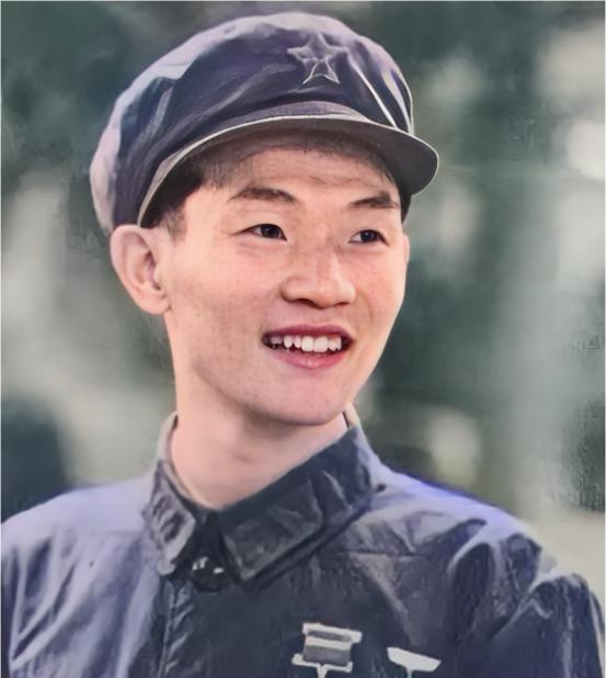 1979年2月19日，趁着夜色执行任务的何学高，突然被旁边树林窜出来的2个越军死