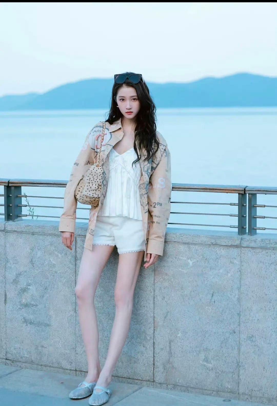 这衣服好看是好看，只是不适合外穿吧！明明是睡衣啊！
