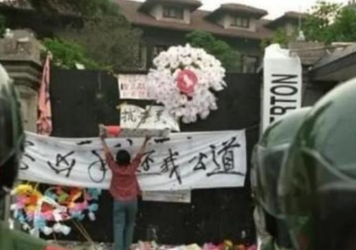 现在的新加坡，怕是真的坐不住了！为什么？因为中国人正在一步步砸掉他们端了几十年的