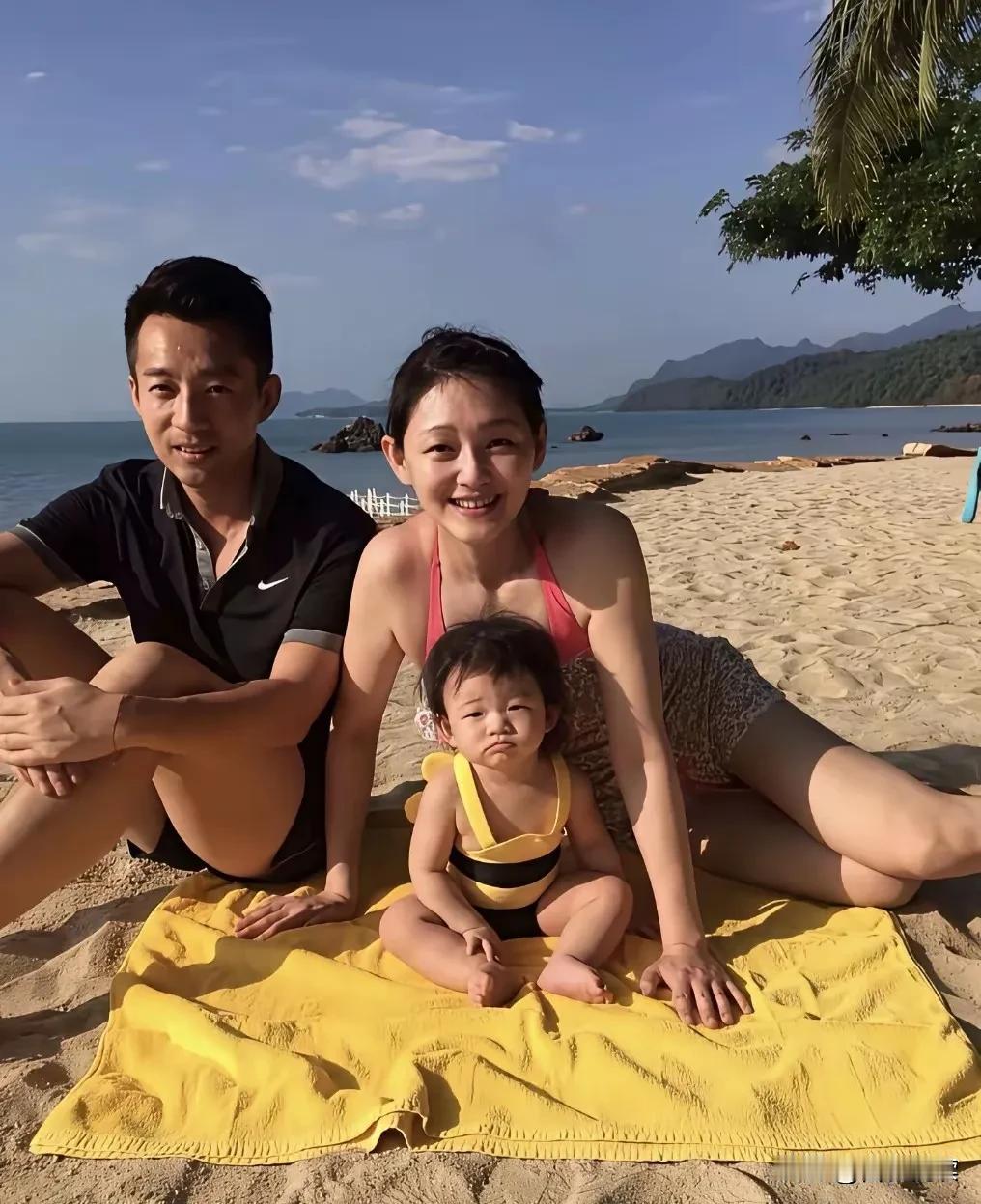 那个时候的她心里应该是有“双爱”的吧再看当年的这张全家福真是令人唏嘘不止