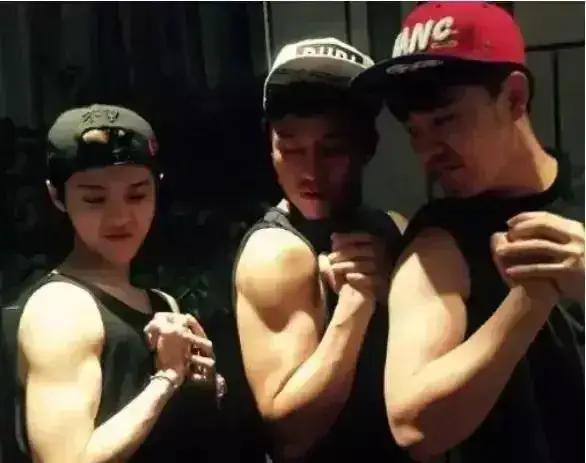 鹿晗人很聪明也正点，在综艺节目中搞笑幽默风趣，之前在跑男节目中喊邓超为“老父亲”