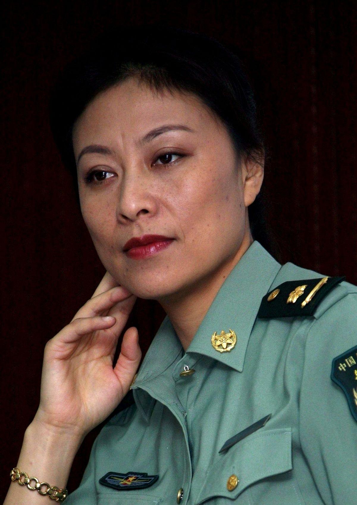 “婆婆一句话，工作就得辞？”岳红这回把“温柔妈妈”标签撕得稀碎。新剧《四