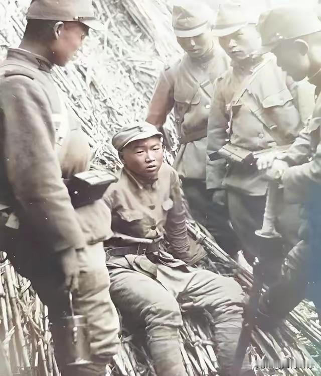 这个小战士落入到日本鬼子的手中，结局是可想而知的，看他的年龄，感觉还是个孩子，但