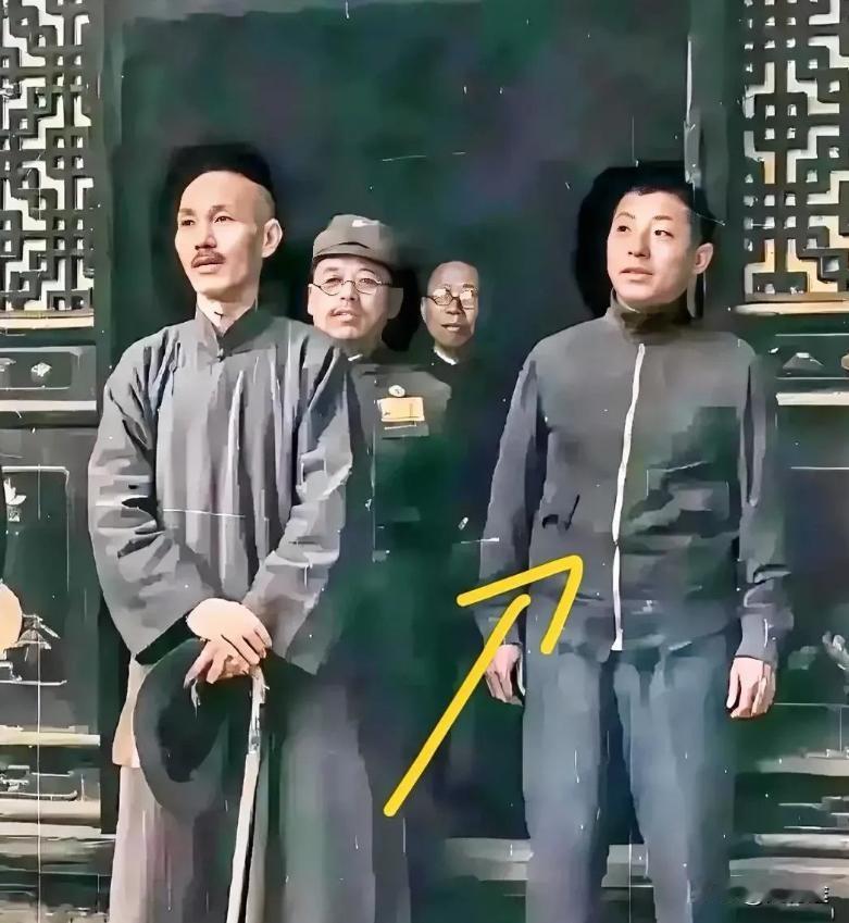 这张照片拍摄于1936年，站在蒋介石旁边的张学良的穿着让我有点惊讶，给人一种穿越