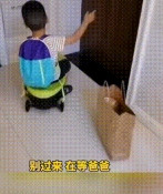 夫妻离婚，爸爸第一次过来看儿子，两岁的儿子早早背上书包，穿好鞋子坐在滑板车上，静