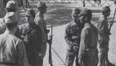 1942年，一新四军女干部不幸被捕。审讯前，一日军翻译偷偷找到她：“切记，审讯时