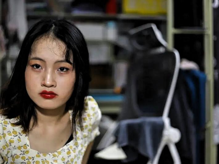 起初只借6000，滚成20万！19岁女孩躲债跑路，母亲服毒离世，下葬当日四伙债主