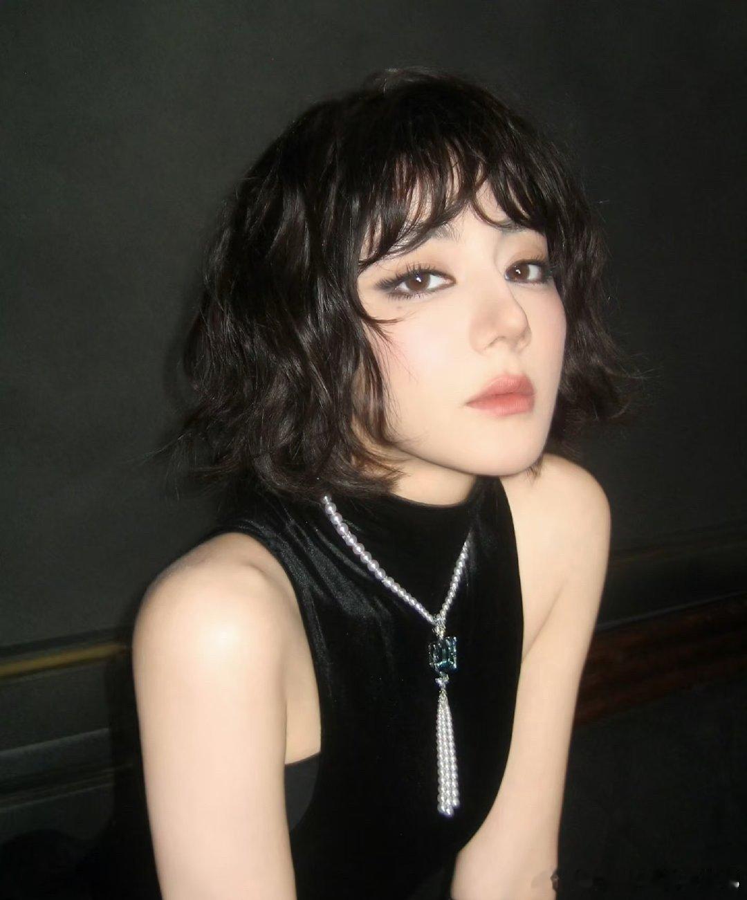 杨幂迪丽热巴同款假发杨幂迪丽热巴短发看着好像同款假发！美女驾驭短发真的自带光环，