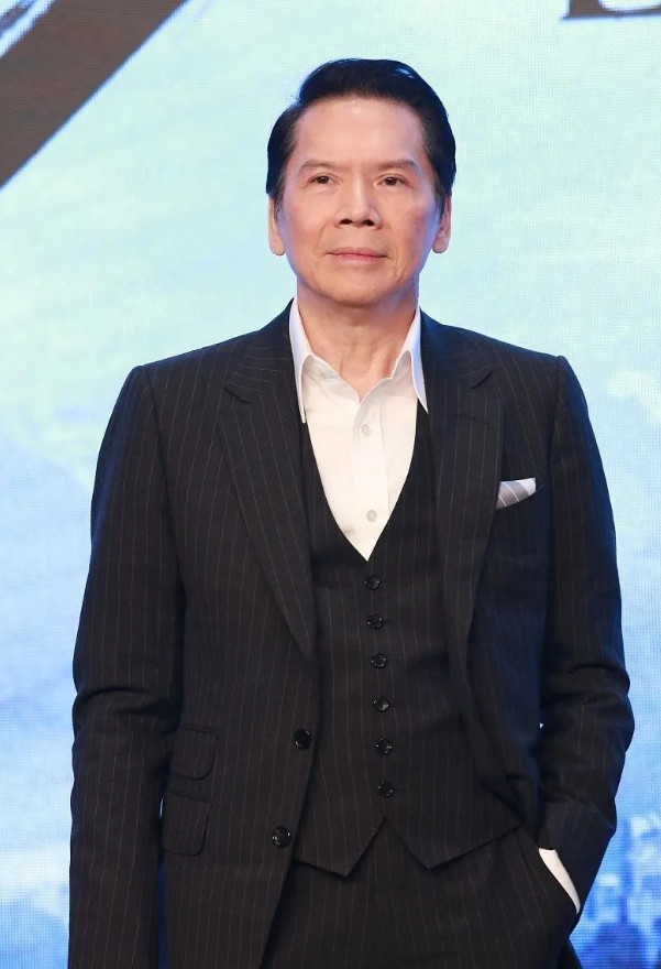 主持人问王晶：“香港娱乐圈里，谁最帅？”王晶毫不犹豫地说：“当然是向华强！”