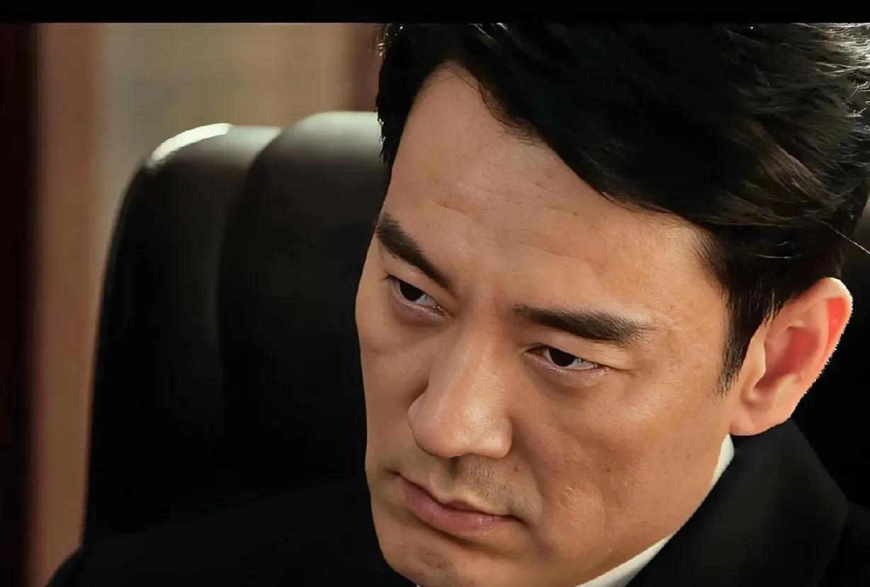 《以法之名》：发现了吗？自从生日宴之后，李人骏（李光洁）的眼神变了，变得好可怕，