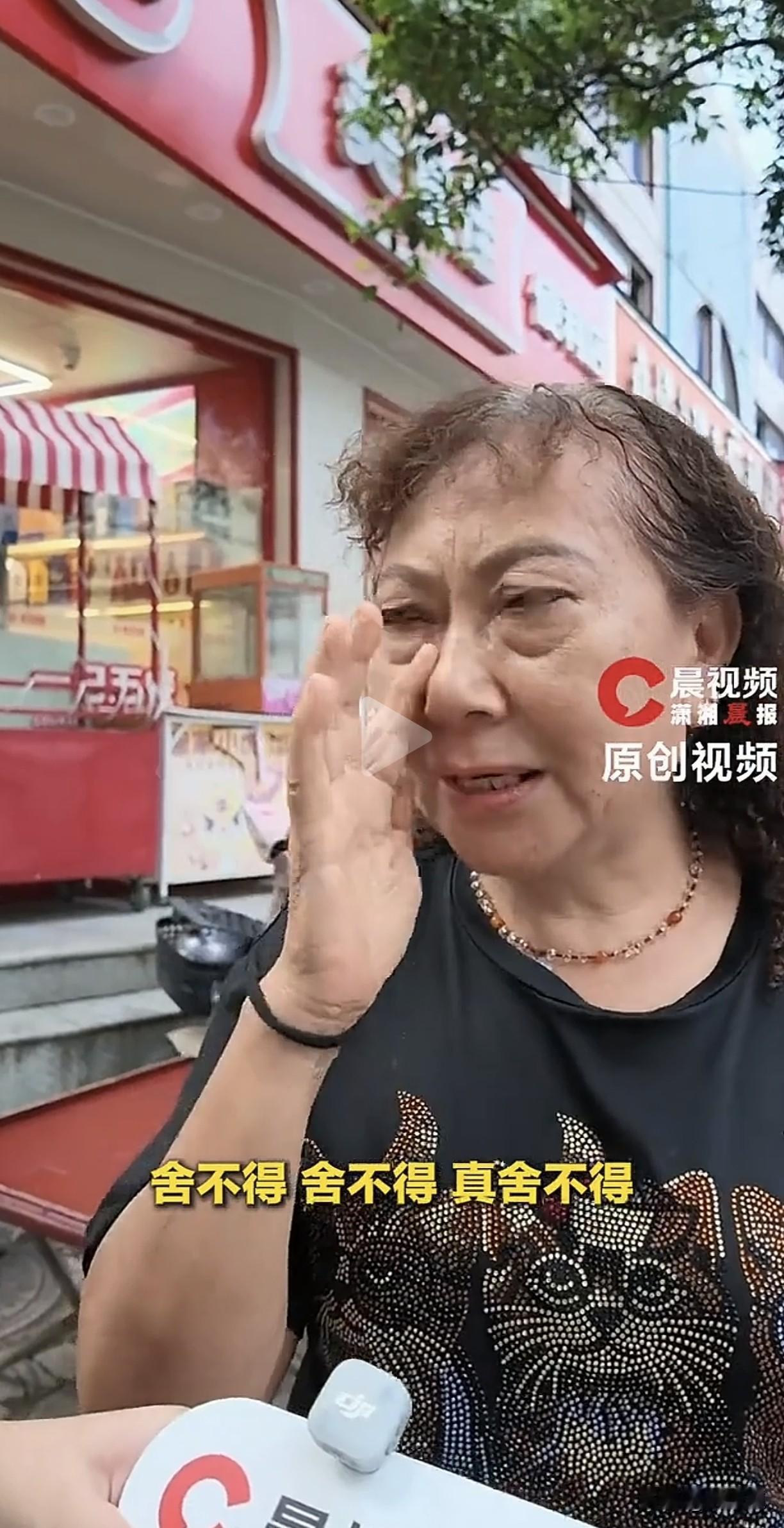 和胖东来同街的商户大娘都哭了，她说，舍不得胖东来搬走，胖东来搬走了，她也要关门了