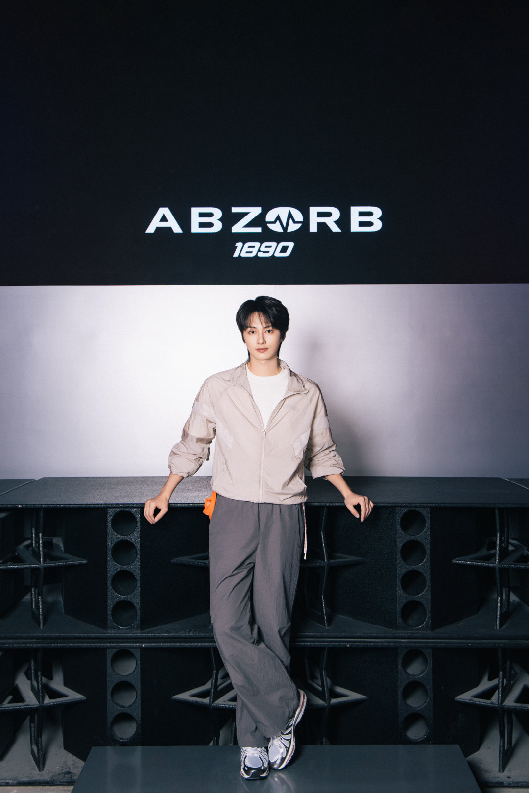 在游乐场👟释放能量🥳#天猫超级品牌日##NB蝴蝶鞋##NB1890##JUN文俊辉#​