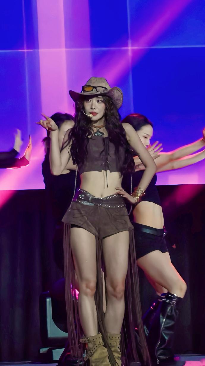 新版本的《TOOOOOBUSY》被王霏霏演绎得更有味道，舞蹈编排和音乐节奏配合