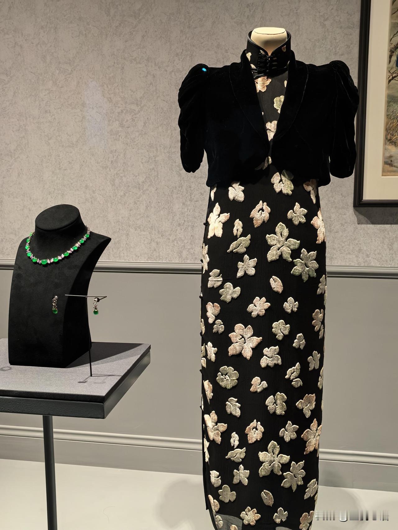 歌神张信哲的收藏真的藏着审美天花板！上博这场旗袍展太绝了！20世纪40年代的