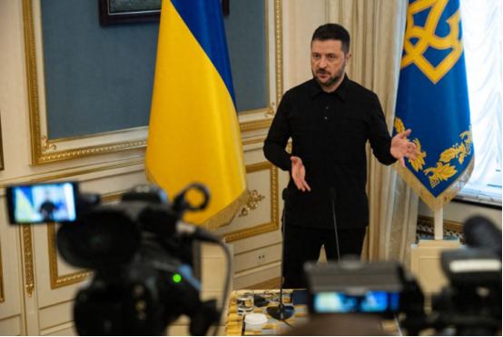 泽连斯基宣布将向1300万名乌克兰人每人发放232元 据乌克兰媒体报道，乌克